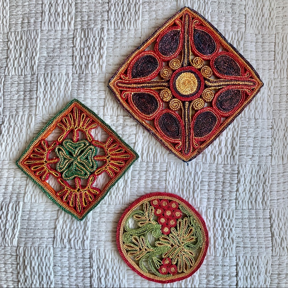 LIKE NEW SET OF 3 VINTAGE BOHO WOVEN REED TRIVETS